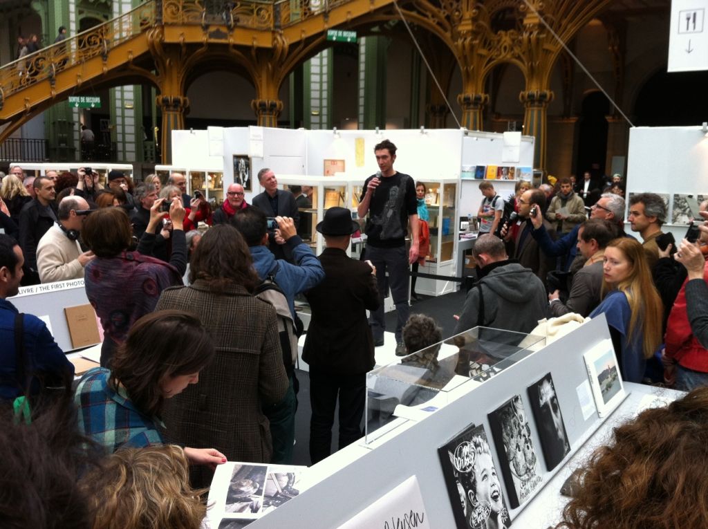 Lo svedese “romano” Anders Petersen, l’olandese David Galijaard. Ecco i vincitori dei Photobook Awards di Paris Photo, con tante foto dal Grand Palais