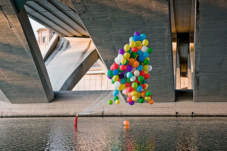 Spy Ballons Non chiamatela street art. Il madrileno Spy semina le sue giocose provocazioni tra piazze e strade. Opere degne di un big del concettuale. Materia prima? La città