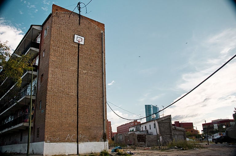 Spy Basket Non chiamatela street art. Il madrileno Spy semina le sue giocose provocazioni tra piazze e strade. Opere degne di un big del concettuale. Materia prima? La città