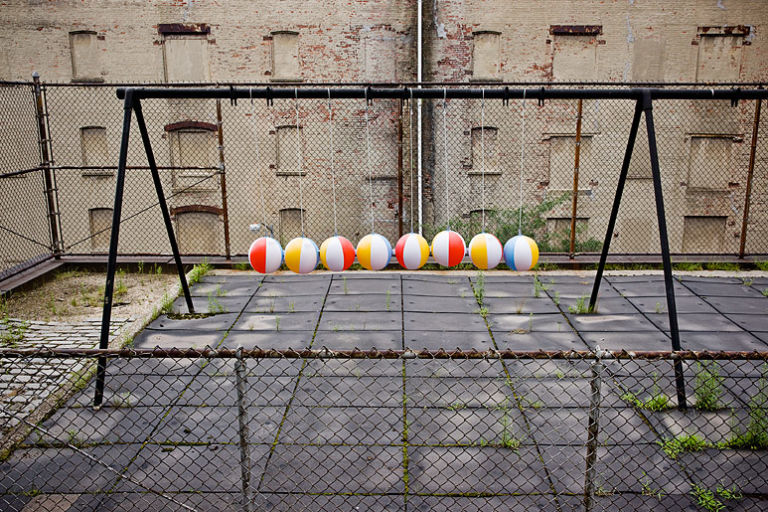 Spy Beach Balls Non chiamatela street art. Il madrileno Spy semina le sue giocose provocazioni tra piazze e strade. Opere degne di un big del concettuale. Materia prima? La città