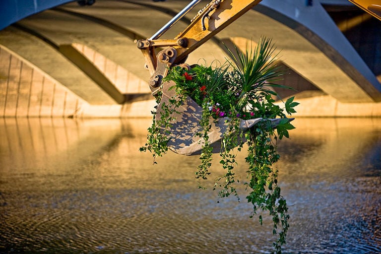 Spy Floating Garden Non chiamatela street art. Il madrileno Spy semina le sue giocose provocazioni tra piazze e strade. Opere degne di un big del concettuale. Materia prima? La città