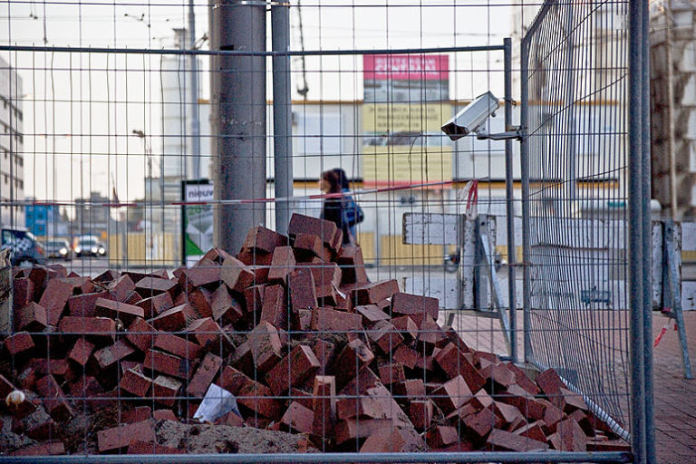 Spy For Security Reasons 3 Non chiamatela street art. Il madrileno Spy semina le sue giocose provocazioni tra piazze e strade. Opere degne di un big del concettuale. Materia prima? La città