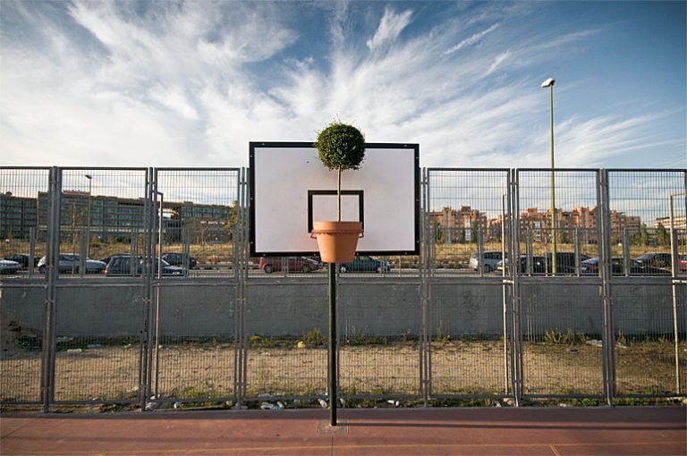 Spy Gardening Non chiamatela street art. Il madrileno Spy semina le sue giocose provocazioni tra piazze e strade. Opere degne di un big del concettuale. Materia prima? La città