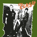 The Clash The Clash 1977jpg Cover, che passione. E chi se le dimentica le copertine dei vinili storici? Bob Egan le ha studiate e archiviate, scovando le location dove furono scattate le mitiche foto...