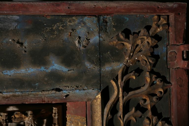 Trittico con storie della Passione Particolare dettaglio fondo azzurro prima del restauro Un Cantiere del Novecento a Milano, un capolavoro del ‘400 a Napoli. Intesa Sanpaolo mecenate a tutto campo: ecco le immagini del restauro del Trittico con le Storie della Passione di Capodimonte