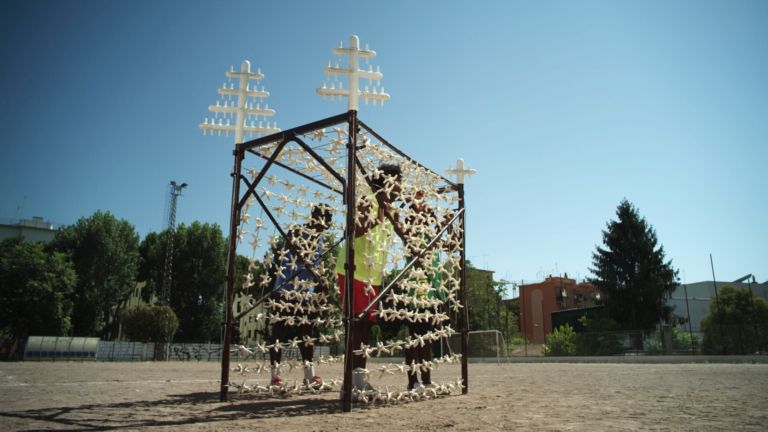 Un fotogramma del film con il Monumento al Migrante Ignoto Il film, la squadra di calcio e il Monumento al Migrante Ignoto. Al festival di Roma di scena Black Star di Francesco Castellani: con una scultura “set-specific” degli Sprout