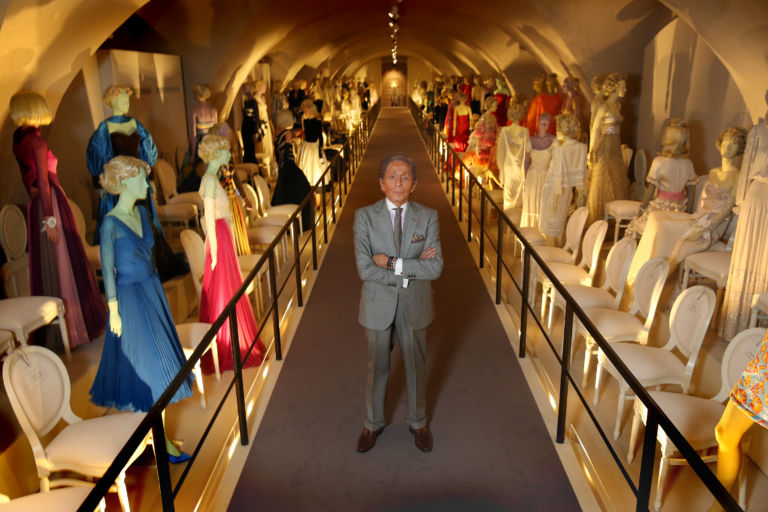 Valentino tra gli abiti della mostra foto Peter Macdiarmid In anteprima tutte le foto di un Valentino maestro di stile alla Somerset House di Londra. Cinque anni dopo l'Ara Pacis di Roma, passerella britannica per lo stilista Garavani