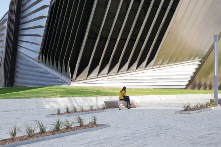 Zaha Hadid Eli and Edythe Broad Art Museum East Lansing Michigan foto Iwan Baan3 Il nuovo Broad Museum chi poteva disegnarlo se non Zaha Hadid? Tante foto dal nuovo museo/non-museo appena inaugurato in Michigan