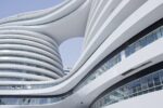 Zaha Hadid Galaxy Soho Pechino foto Iwan Baan Pensato–disegnato-realizzato, tutto in 30 mesi. Può accadere solo in Cina: ecco le immagini del Galaxy Soho, l’ultimo gioiello di Zaha Hadid a Pechino