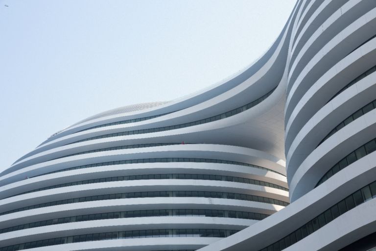 Zaha Hadid Galaxy Soho Pechino foto Iwan Baan 4 Pensato–disegnato-realizzato, tutto in 30 mesi. Può accadere solo in Cina: ecco le immagini del Galaxy Soho, l’ultimo gioiello di Zaha Hadid a Pechino