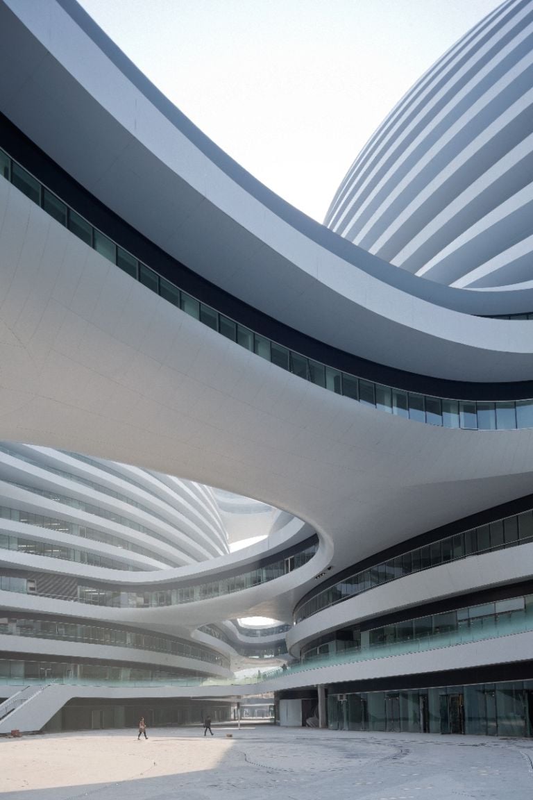 Zaha Hadid Galaxy Soho Pechino foto Iwan Baan 5 Pensato–disegnato-realizzato, tutto in 30 mesi. Può accadere solo in Cina: ecco le immagini del Galaxy Soho, l’ultimo gioiello di Zaha Hadid a Pechino