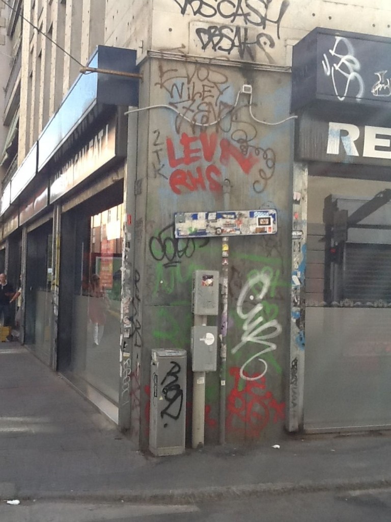 image0102 Milano, corso di Porta Ticinese contro il degrado di tag e graffiti. Arte urbana sulle saracinesche, provando a reinventare il quartiere. Con ironia