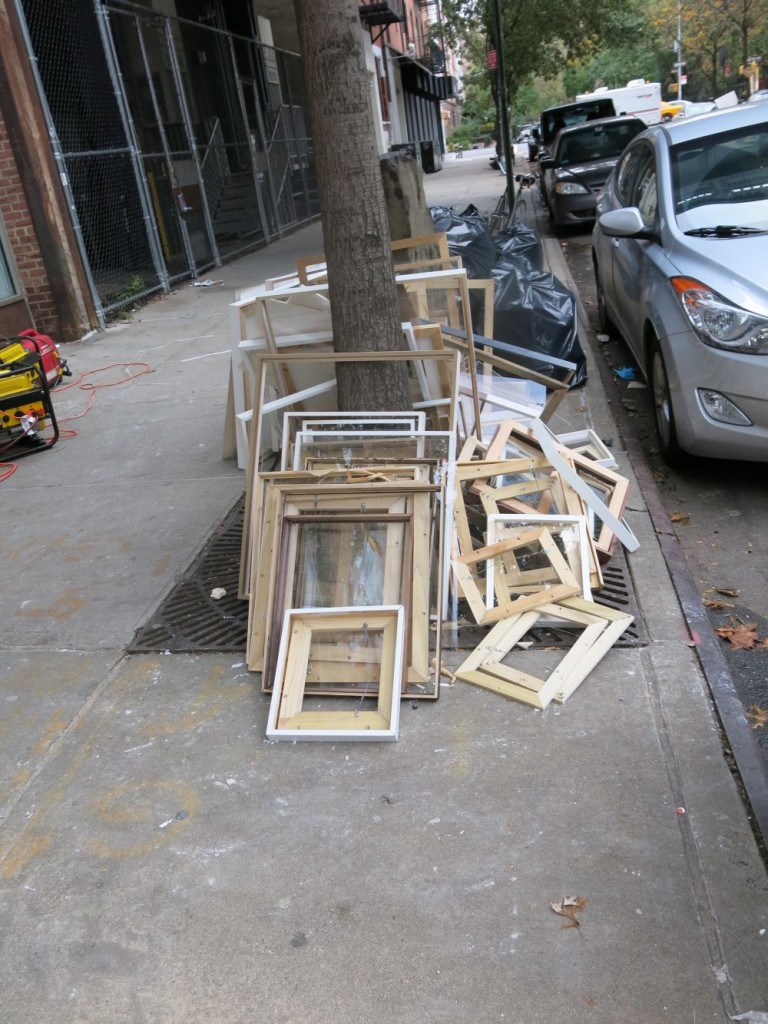 image022 Un desolante stato di frustrazione. Fotogallery muta di Chelsea, a una settimana dal passaggio dell’uragano Sandy. Eppure, c'è qualcuno che già prova a ripartire...