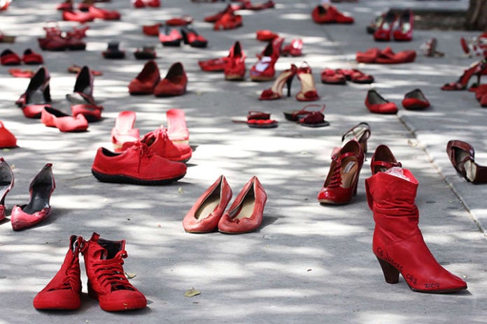 Zapatos Rojos, la performance di Elina Chauvet contro il femminicidio