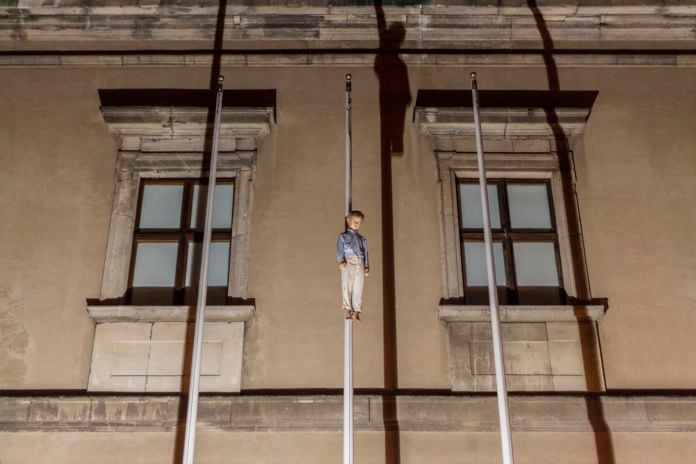 Maurizio Cattelan, Untitled, 2004 - veduta dell’installazione presso il CCA Ujazdowski Castle, Varsavia 2012 - Photo: Zeno Zotti - Courtesy of Maurizio Cattelan’s Archive