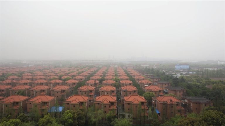 13. Jiang Jun The Village with a Skyscraper Il villaggio con un grattacielo 2012 L’industria della fotografia, la fotografia dell’industria