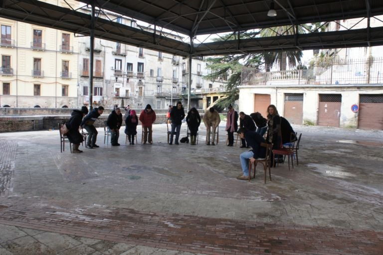 Adrian paci 2 Guarda bene quel denaro: sarà tuo. Tante immagini, ed una videointervista a Cesare Pietroiusti, dal festival della performance di Cosenza