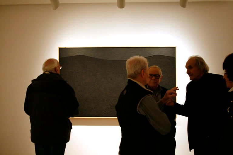 Alberto Burri Opera al nero Galleria dello Scudo Verona 11 Pubblico delle grandi occasioni per l’Opera al nero di Alberto Burri alla Galleria dello Scudo di Verona. Chiccera? Vedete, voi, nella ricca fotogallery di Artribune