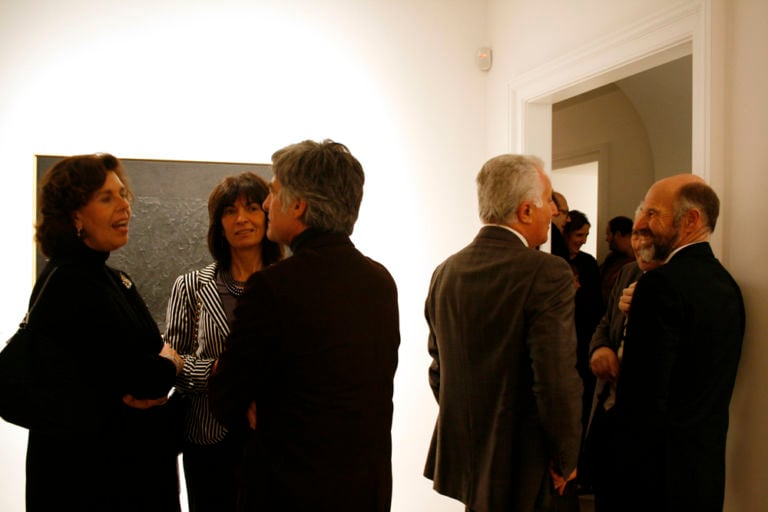 Alberto Burri Opera al nero Galleria dello Scudo Verona 14 Pubblico delle grandi occasioni per l’Opera al nero di Alberto Burri alla Galleria dello Scudo di Verona. Chiccera? Vedete, voi, nella ricca fotogallery di Artribune