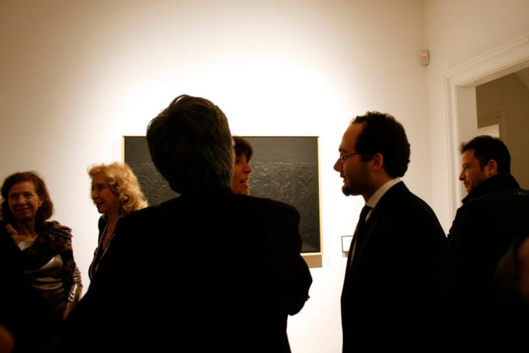 Alberto Burri Opera al nero Galleria dello Scudo Verona 15 Pubblico delle grandi occasioni per l’Opera al nero di Alberto Burri alla Galleria dello Scudo di Verona. Chiccera? Vedete, voi, nella ricca fotogallery di Artribune