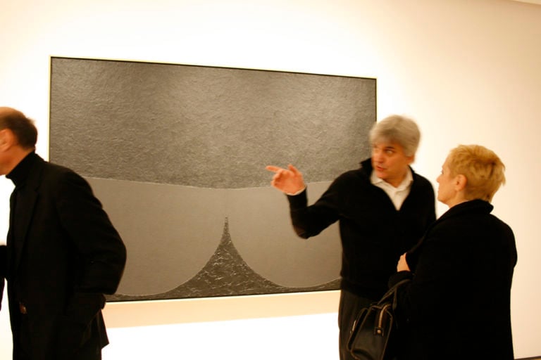 Alberto Burri Opera al nero Galleria dello Scudo Verona 31 Pubblico delle grandi occasioni per l’Opera al nero di Alberto Burri alla Galleria dello Scudo di Verona. Chiccera? Vedete, voi, nella ricca fotogallery di Artribune