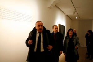 Pubblico delle grandi occasioni per l’Opera al nero di Alberto Burri alla Galleria dello Scudo di Verona. Chiccera? Vedete, voi, nella ricca fotogallery di Artribune