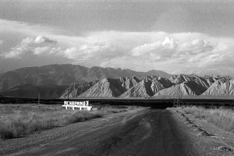 Alimjan Jorobaeev Mirages of the communism 1 1995 courtesy Laura Bulian Gallery Il comunismo ribaltato