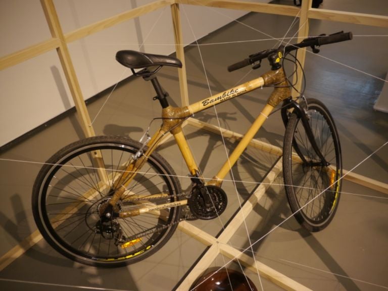 Bicicletta in bambù Con un piede nella tradizione e l’altro a spasso per il mondo: il presente del design indiano è orgogliosamente glocal. Ed in mostra, alla Triennale di Milano, in una curiosa project room