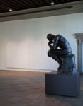 Ca Pesaro Enrico Castellani Superficie bianca 1968 264 x 532 cm misura totale Auguste Rodin Il pensatore Variazioni (monocrome) su tema. Castellani e Uecker, giganti allo specchio