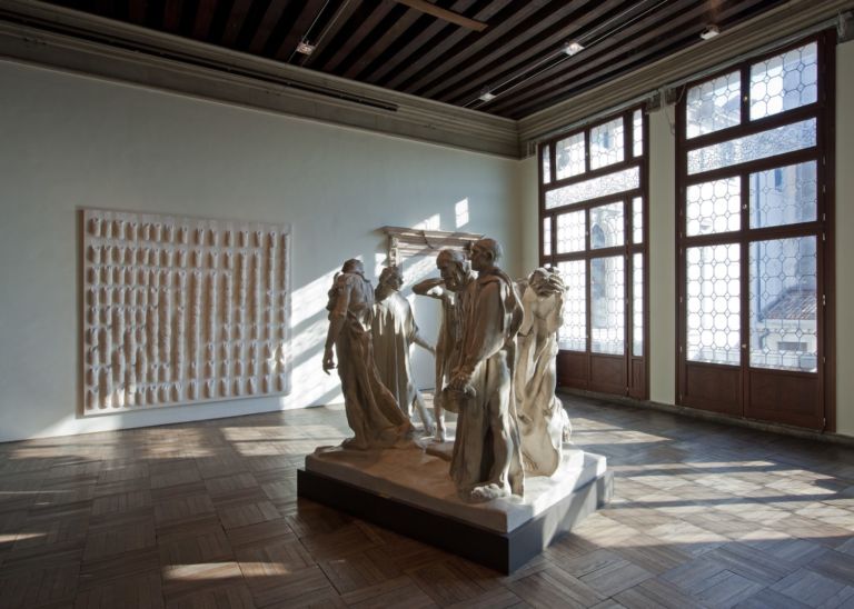 Ca Pesaro GÅnther Uecker Diagonal gestîrtes Feld 2009 300 x 300 cm Auguste Rodin I borghesi di Calais Variazioni (monocrome) su tema. Castellani e Uecker, giganti allo specchio