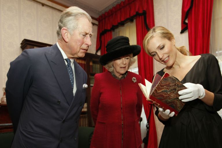 Carlo e Camilla al Dickens Museum “Posso averne ancora, per favore?”. Prosegue l’avventura del Charles Dickens Museum: riapre al pubblico dopo otto mesi di restauro la casa dove venne scritto “Oliver Twist”