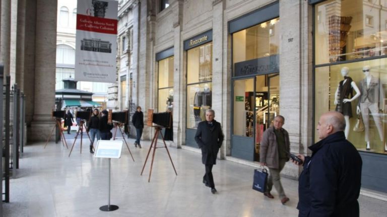 Curiosità in Galleria Alberto Sordi Spuntano qua e là per le strade e le piazze di Roma: macchine fotografiche d’epoca per presentare il nuovo format di Sky Arte HD. Che lancia un contest via Instagram, e nel week-end replica a Milano