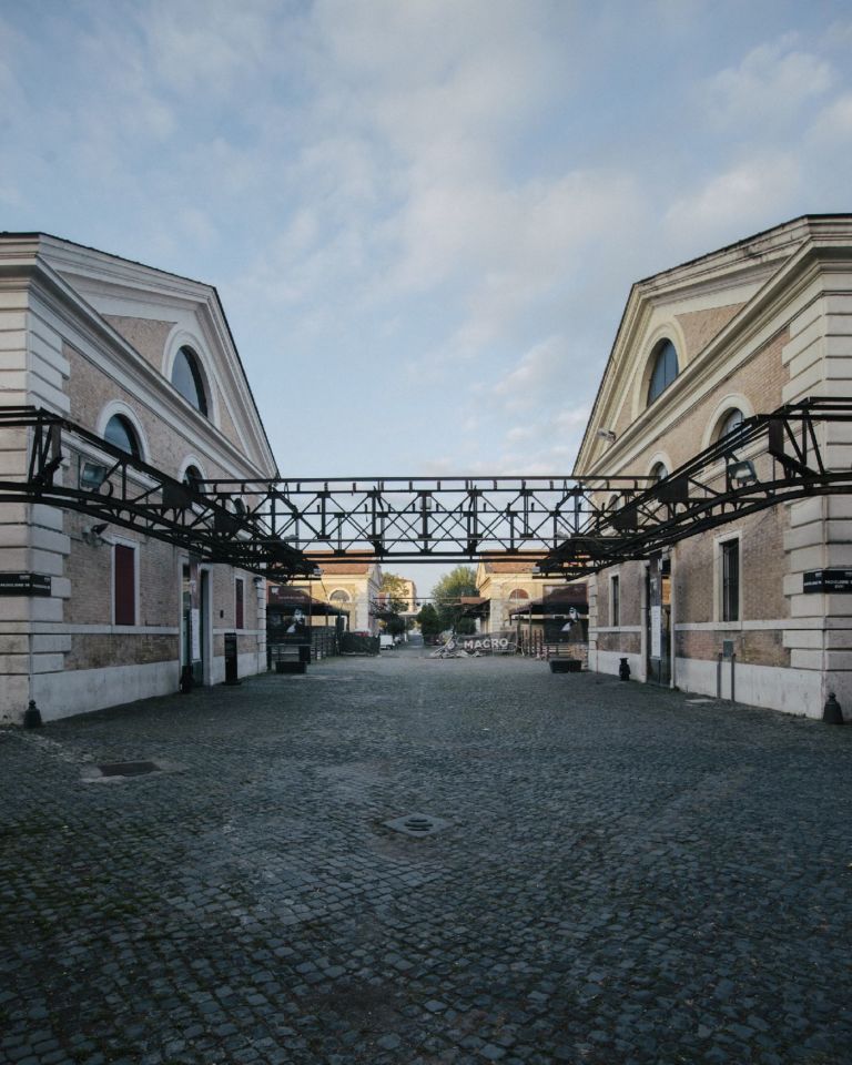 Doug e Mike Starn Big Bambù Macro Testaccio Roma 1 Enel Contemporanea sale sopra i tetti di Roma, ma nel bilico di un canneto. I Gemelli Starn allestiscono un organismo di bambù di fronte ai padiglioni del Macro. Video in anteprima