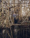 Doug e Mike Starn Big Bambù Macro Testaccio Roma 10 Enel Contemporanea sale sopra i tetti di Roma, ma nel bilico di un canneto. I Gemelli Starn allestiscono un organismo di bambù di fronte ai padiglioni del Macro. Video in anteprima