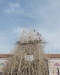 Doug e Mike Starn Big Bambù Macro Testaccio Roma 15 Enel Contemporanea sale sopra i tetti di Roma, ma nel bilico di un canneto. I Gemelli Starn allestiscono un organismo di bambù di fronte ai padiglioni del Macro. Video in anteprima