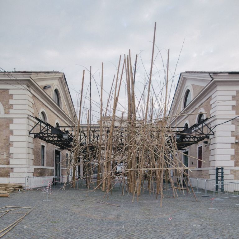 Doug e Mike Starn Big Bambù Macro Testaccio Roma 3 Enel Contemporanea sale sopra i tetti di Roma, ma nel bilico di un canneto. I Gemelli Starn allestiscono un organismo di bambù di fronte ai padiglioni del Macro. Video in anteprima