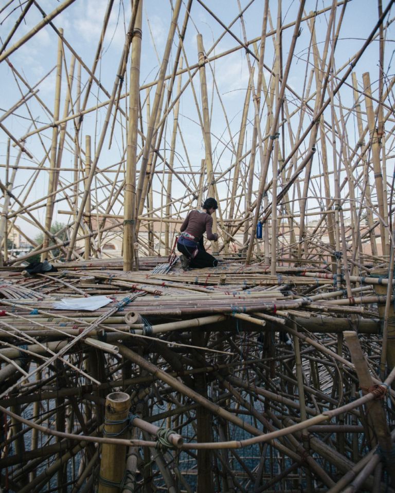 Doug e Mike Starn Big Bambù Macro Testaccio Roma 6 Enel Contemporanea sale sopra i tetti di Roma, ma nel bilico di un canneto. I Gemelli Starn allestiscono un organismo di bambù di fronte ai padiglioni del Macro. Video in anteprima