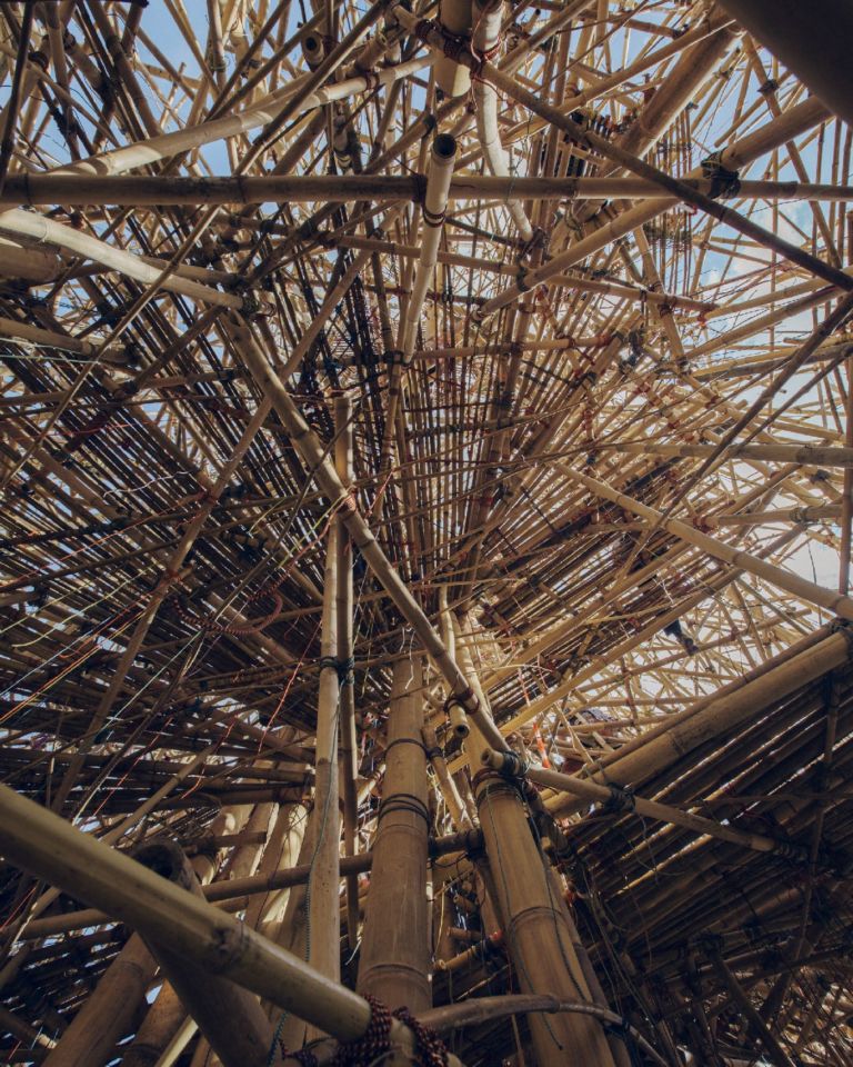 Doug e Mike Starn Big Bambù Macro Testaccio Roma 9 Enel Contemporanea sale sopra i tetti di Roma, ma nel bilico di un canneto. I Gemelli Starn allestiscono un organismo di bambù di fronte ai padiglioni del Macro. Video in anteprima