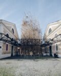 Doug e Mike Starn Big Bambù Macro Testaccio Roma 12 Enel Contemporanea sale sopra i tetti di Roma, ma nel bilico di un canneto. I Gemelli Starn allestiscono un organismo di bambù di fronte ai padiglioni del Macro. Video in anteprima