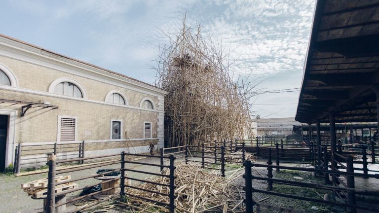 Doug e Mike Starn Big Bambù Macro Testaccio Roma 14 Enel Contemporanea sale sopra i tetti di Roma, ma nel bilico di un canneto. I Gemelli Starn allestiscono un organismo di bambù di fronte ai padiglioni del Macro. Video in anteprima