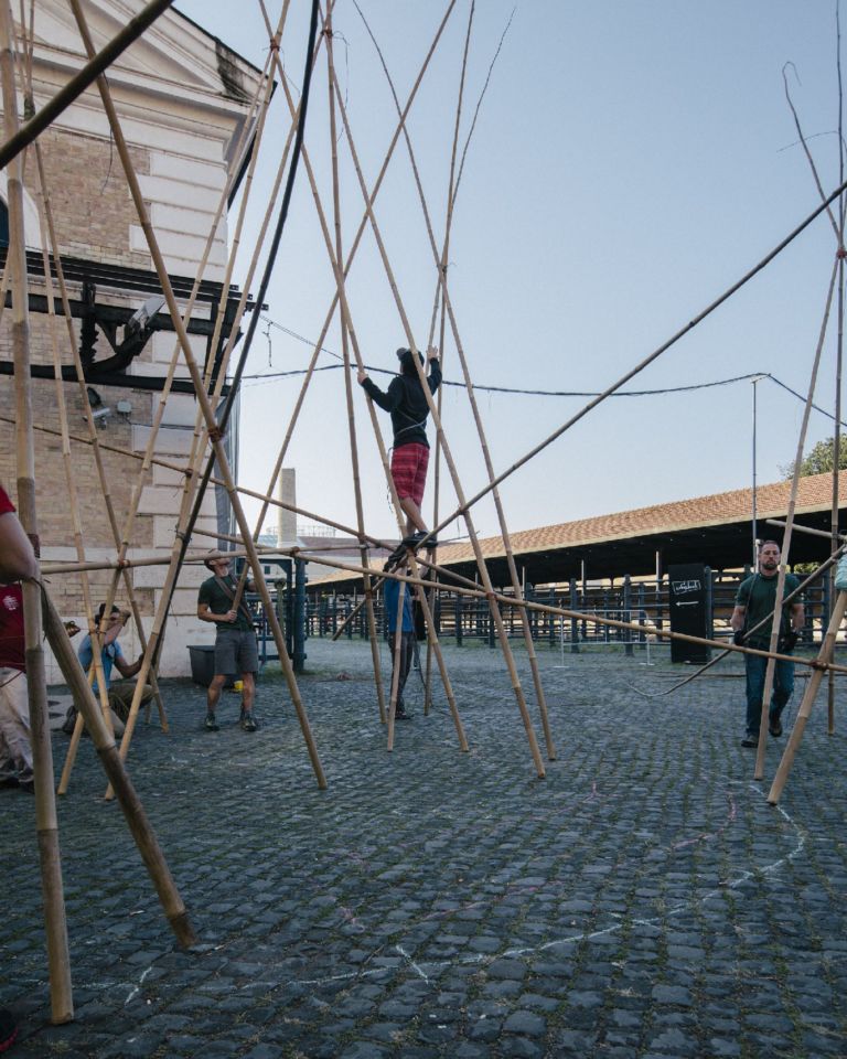 Doug e Mike Starn Big Bambù Macro Testaccio Roma 2 Enel Contemporanea sale sopra i tetti di Roma, ma nel bilico di un canneto. I Gemelli Starn allestiscono un organismo di bambù di fronte ai padiglioni del Macro. Video in anteprima