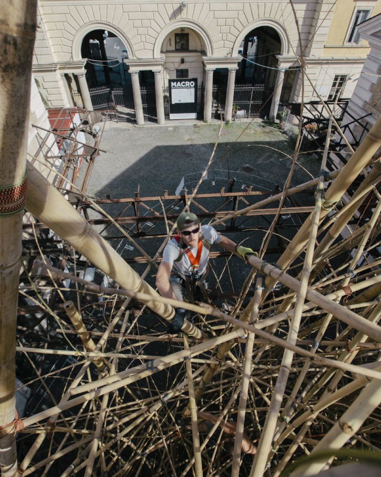 Doug e Mike Starn Big Bambù Macro Testaccio Roma 5 Enel Contemporanea sale sopra i tetti di Roma, ma nel bilico di un canneto. I Gemelli Starn allestiscono un organismo di bambù di fronte ai padiglioni del Macro. Video in anteprima