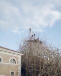 Doug e Mike Starn Big Bambù Macro Testaccio Roma 8 Enel Contemporanea sale sopra i tetti di Roma, ma nel bilico di un canneto. I Gemelli Starn allestiscono un organismo di bambù di fronte ai padiglioni del Macro. Video in anteprima