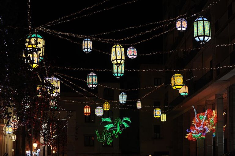 Draghi e lanterne La luce in fondo al tunnel della crisi? A Salerno è d’artista: l’accensione delle luminarie chic anima un centro storico ma così vitale. Ed è boom di prenotazioni negli alberghi