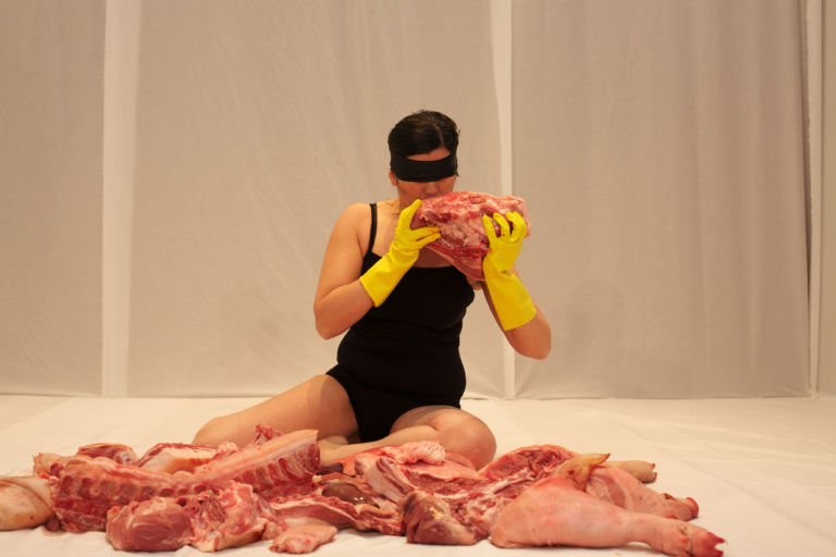 Flesh No Pig but Pork performance installation 2011 foto by Edoardo Tomaselli Non si gioca con il cibo! (Però ci si fanno le performance)