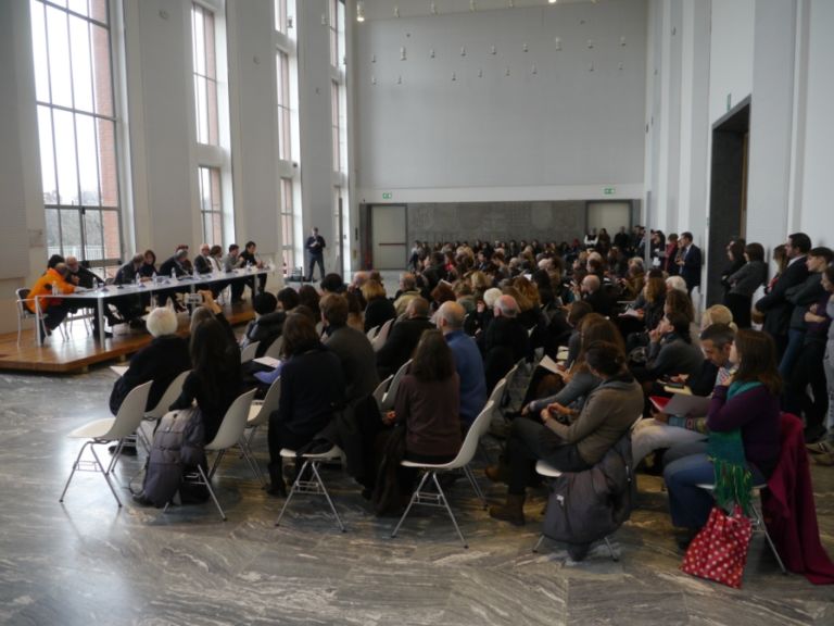 Folla in Triennale per la presentazione di Kama Tutto il sesso della Triennale di Milano. Falli giganti e vulve accoglienti inaugurano Kama, mostra hard&design. Allontanate i bimbi dal pc, in anteprima una scandalosa fotogallery