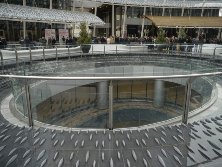 Fontana con vista sul piano zero del complesso di Porta Nuova Una cerniera tra Brera e l’Isola: apre alla città piazza Gae Aulenti, tassello fondamentale per la nuova Milano. Sant’Ambrogio porta via le transenne dal cantiere di Porta Nuova firmato Cesar Pelli