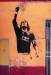 Francesco Totti restaurato La bizzarra storia di un murales a Roma raffigurante Francesco Totti. Da graffito tollerato a patrimonio da tutelare a spese pubbliche. Mentre il patrimonio vero, notoriamente, marcisce