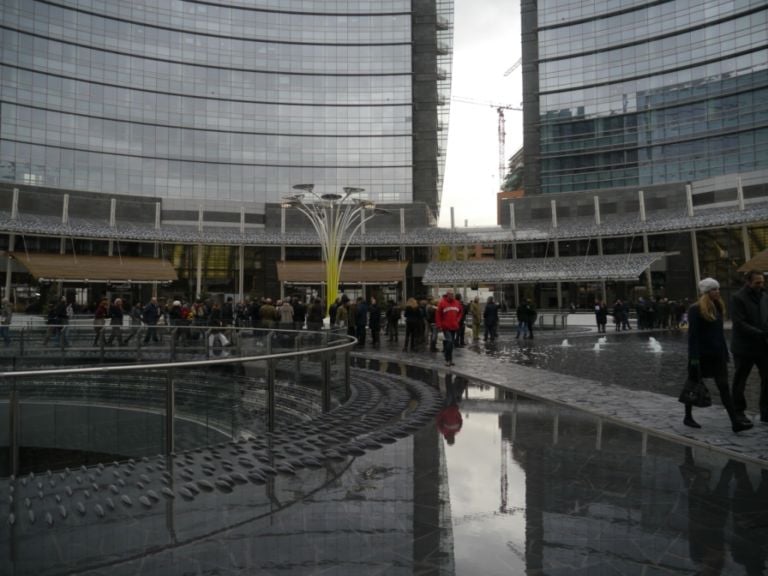 Giochi dacqua a Porta Nuova Una cerniera tra Brera e l’Isola: apre alla città piazza Gae Aulenti, tassello fondamentale per la nuova Milano. Sant’Ambrogio porta via le transenne dal cantiere di Porta Nuova firmato Cesar Pelli