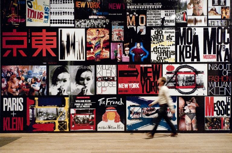 Graphic work by William Klein for book covers film posters and magazines installation view copyright William Klein foto JFernandes Tate Photography Feste al museo. Cosa offre Londra